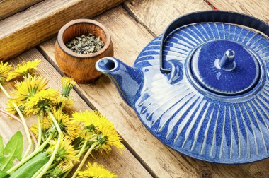 Çiçek açan karahindibalardan güzel kokulu bitki çayı. Çiçek çayı.