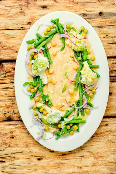 Ciecierzyca Hummus Kapusty Szparagów Grochu Mikrogreens Orientalne Żywności — Zdjęcie stockowe