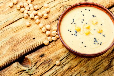 Humus, nohut püresi için soğuk bir meze. Kırsal ahşap masada humus.