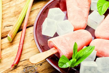 Dondurma çubuk ve nane ile.