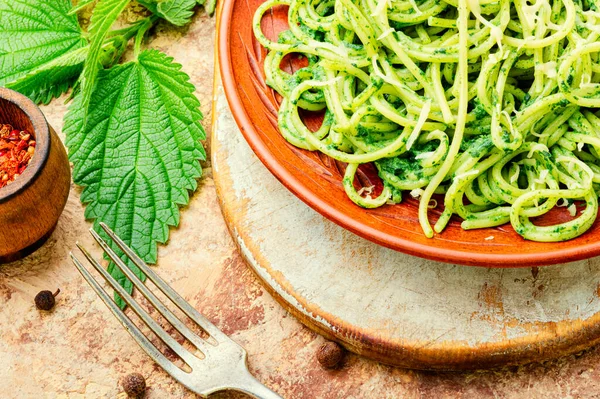 Macarrão Tradicional Italiano Com Molho Urtiga Verde — Fotografia de Stock