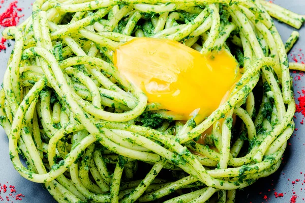 Traditionelle Italienische Nudeln Mit Grüner Brennnesselsoße — Stockfoto