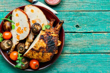 Domuz filetosu veya sebzeli domuz rostosu.