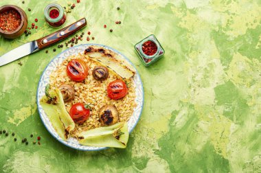 Klasik erişteli Türk pilavı. Türk pilavı, sebzeli ızgara pirinç..