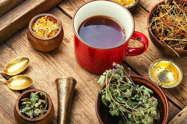 Beker Met Thee Van Geneeskrachtige Kruiden Een Houten Achtergrond — Stockfoto