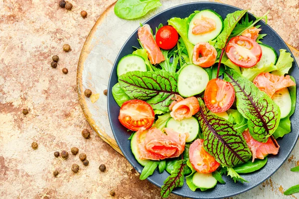 野菜やレタスと健康的な魚のサラダ — ストック写真