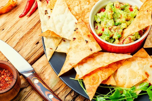 Guacamole Casero Con Chips Maíz Una Vieja Mesa Madera — Foto de Stock