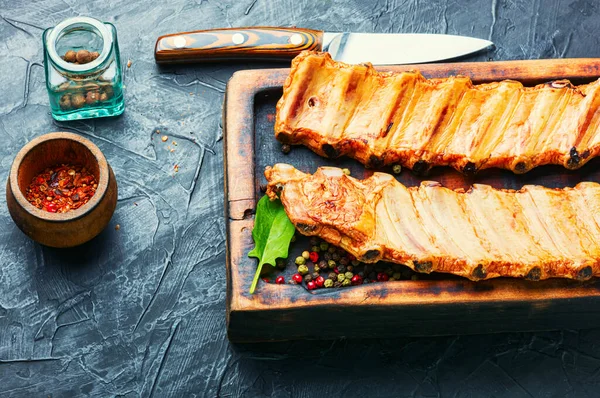 Côtes Porc Fumées Sur Une Planche Cuisine Bois — Photo