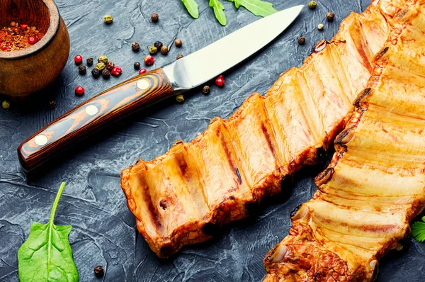 돼지고기 고기를 굽거나 돼지고기 갈비를 사용하는 — 스톡 사진