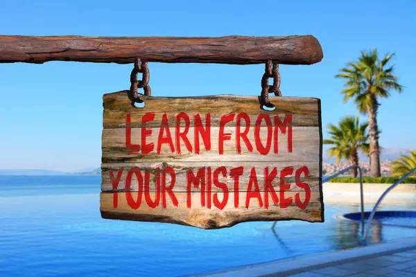 Учитесь на своих ошибках мотивационный знак фразы — стоковое фото