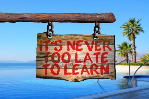 Nunca é tarde demais para aprender o sinal da frase motivacional. — Fotografia de Stock