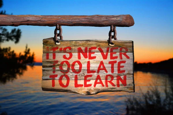 Nunca é tarde demais para aprender o sinal da frase motivacional. — Fotografia de Stock
