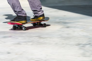 Üst köşede kaykay