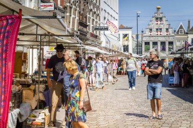 Kitaplar için arayan insanlar