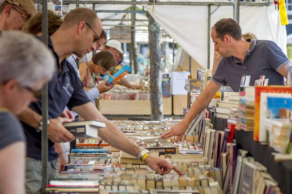 Escolhendo o livro certo — Fotografia de Stock