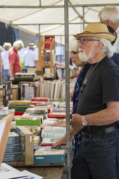 Am Bücherstand stehen — Stockfoto