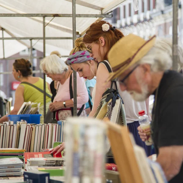 Welches Buch zu wählen ist — Stockfoto