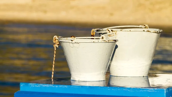 Bílá kbelíky na modrý stůl — Stock fotografie