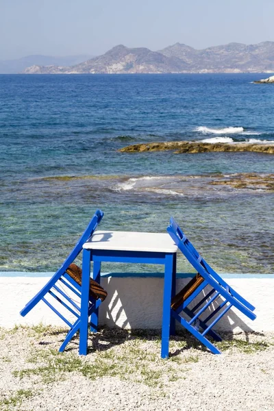 Sillas y mesa pintadas junto al mar — Foto de Stock