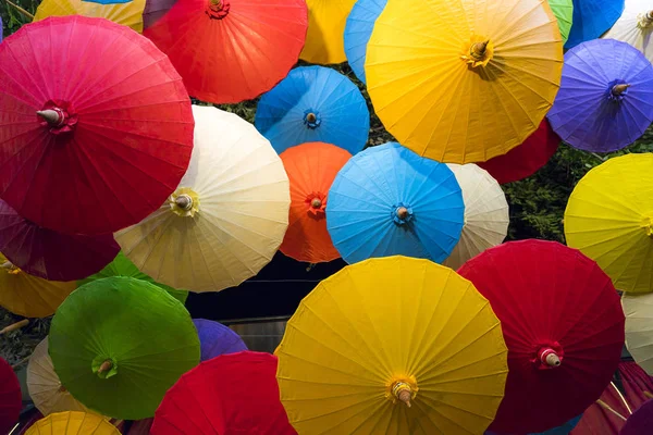 Parapluies au marché de nuit — Photo