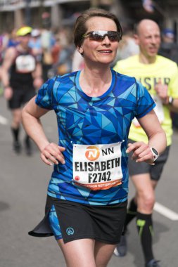 Gülümseyen kadın runner