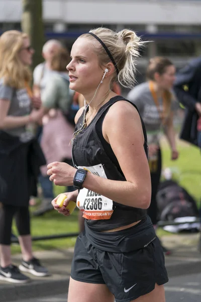 Woman in black running — Stock Photo, Image