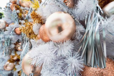 Beyaz Noel ağacından sarkan Noel mücevherleri