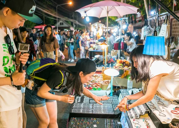 Giovani turisti asiatici al Saturday Night Bazaar — Foto Stock