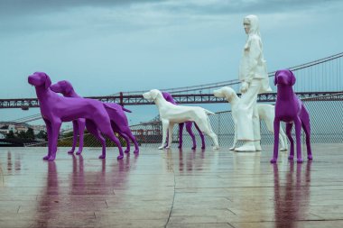 Çatı sanat köpekleri ve 3. Kadın