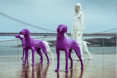 Çatı ustası sanat köpekleri ve kadın 2