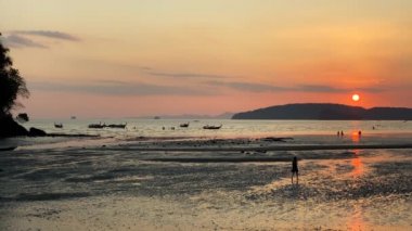 Ao Nang günbatımı yanıyor.