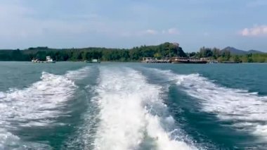 Ao Nang 'daki Koh Phi Phi' de Ton Sai Rıhtımı 'ndan ayrılarak Andaman Denizi, Tayland' daki Koh Yao Yai adasına doğru büyük bir dalgalanma yarattı.. 