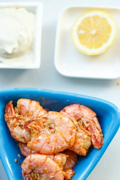 Row tiger shrimp with lemon on white — Stock Photo, Image