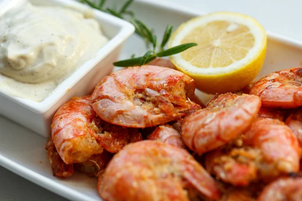 Row tiger shrimp with lemon on white — Stock Photo, Image