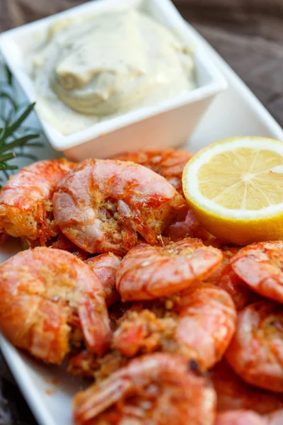 Row tiger shrimp with lemon on brown — Stock Photo, Image