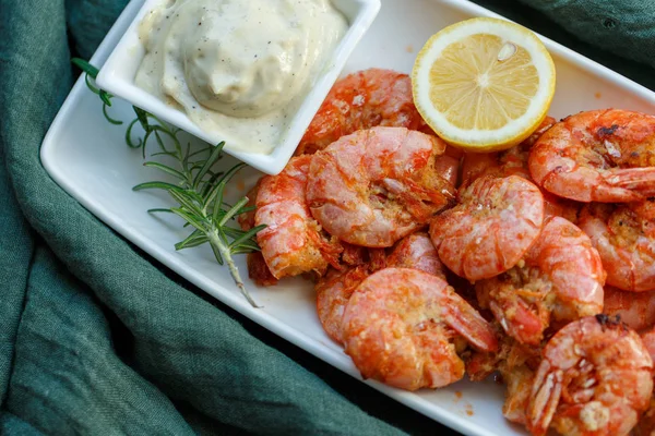 Row tiger shrimp with lemon on green — Stock Photo, Image