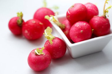 turp beyaz plaka üzerinde