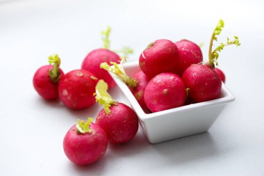 turp beyaz plaka üzerinde