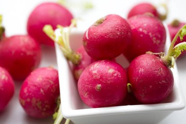 turp beyaz plaka üzerinde