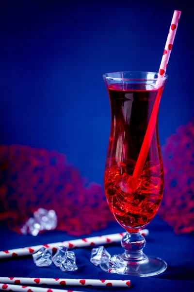 Cocktail vermelho para o dia dos namorados — Fotografia de Stock