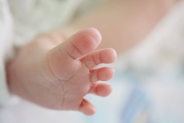 Yeni doğan bebeğin ayak parmağı