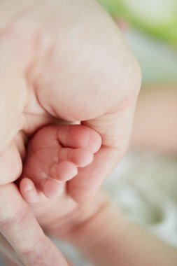 Yeni doğan bebeğin ayak parmağı