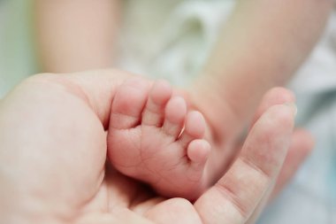 Yeni doğan bebeğin ayak parmağı