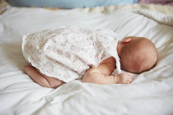 Yeni doğan bebek kayıyor — Stok fotoğraf