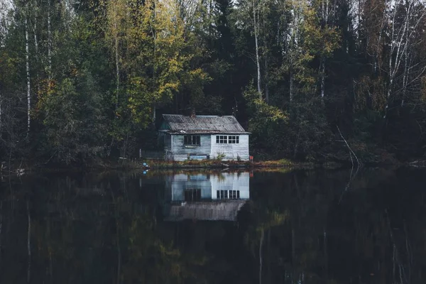 Holzhaus Fluss Herbst — Stockfoto