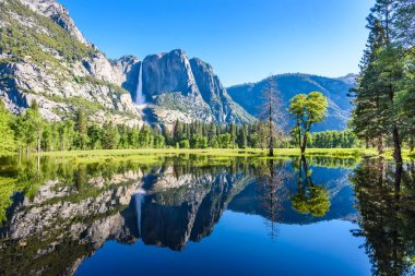 Yansıma Yosemite Merced River şelaleler ve doğal dağ manzarası, California, ABD