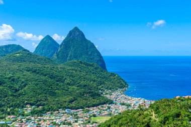 Gros ve köy Soufriere Caribbean üzerinde yakınındaki Petit sikkesine görünümünü gözlemleyerek ada Saint Lucia