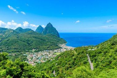 Gros ve köy Soufriere Caribbean üzerinde yakınındaki Petit sikkesine görünümünü gözlemleyerek ada Saint Lucia