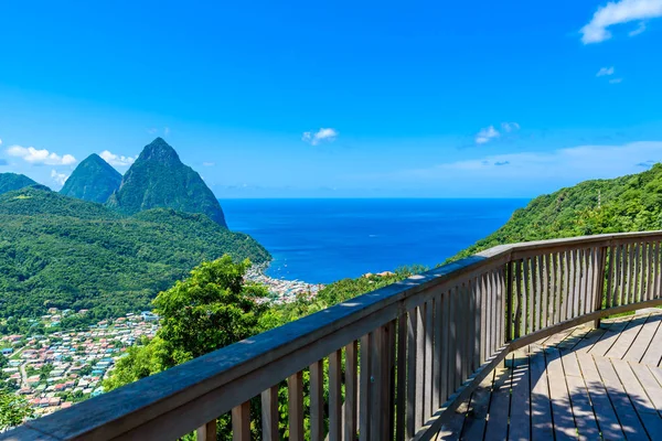 Balkon görünümüne Gros ve Petit sikkeleri üzerinde Caribbean ada Saint Lucia