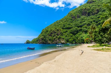 Manzaralı Cennet plaj Saint Lucia, tropikal Karayipler ada dağlara-Soufriere koyunda.
